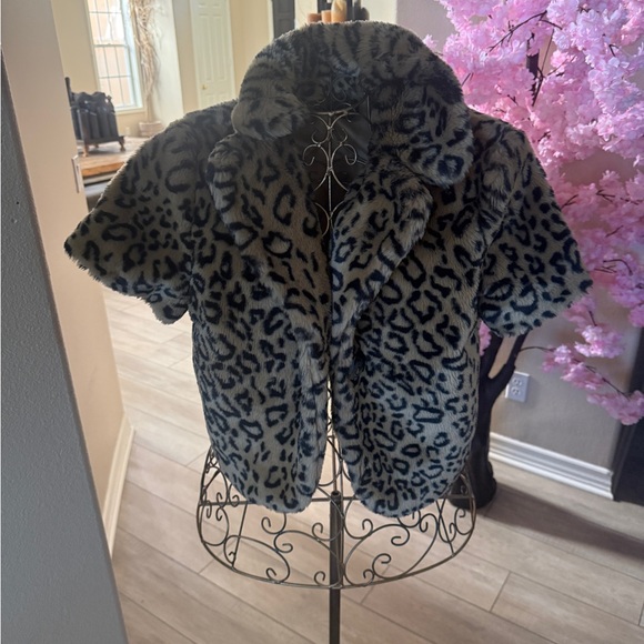 Faux Fur Leopard Print Short Coat Jacket - Taupe & Black - Picture 2 of 3